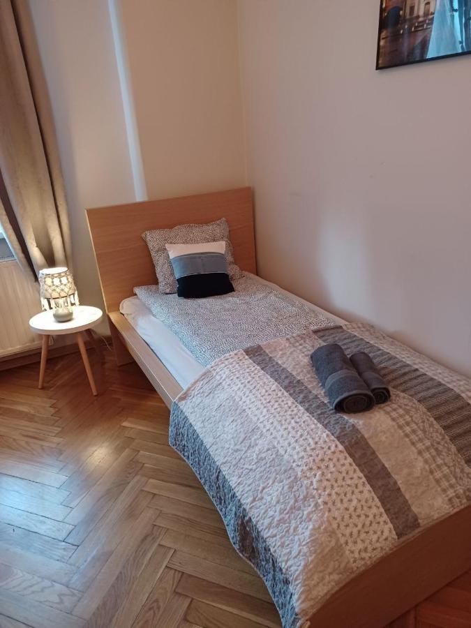 Real Vip Hostel Красков Екстериор снимка